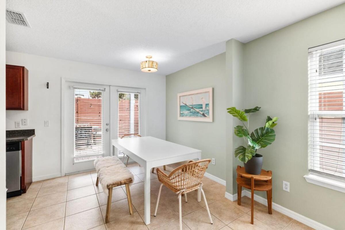 Holiday home 4br House, 2 Blocks From The *