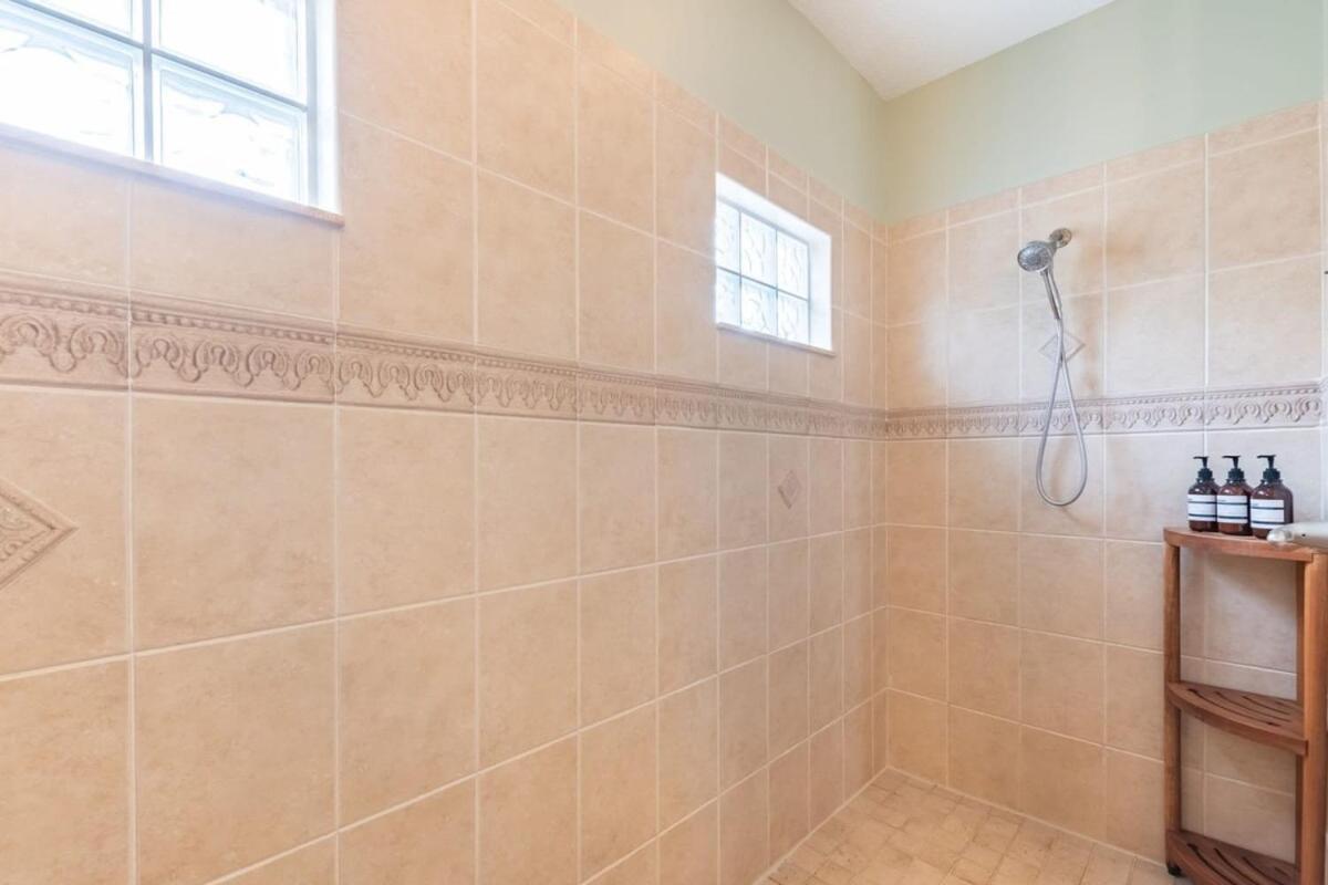Holiday home 4br House, 2 Blocks From The