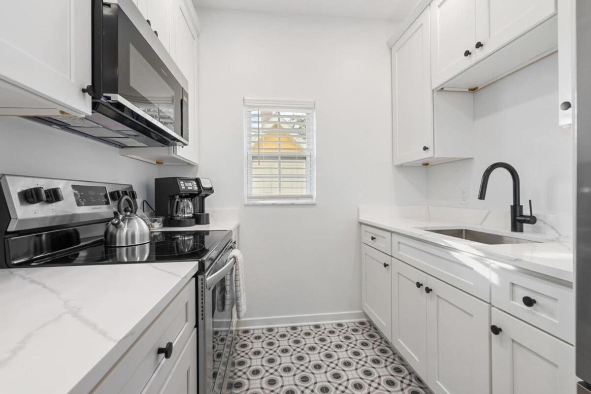 Uptown Loft - Bright - Modern - Walkable Apartment *