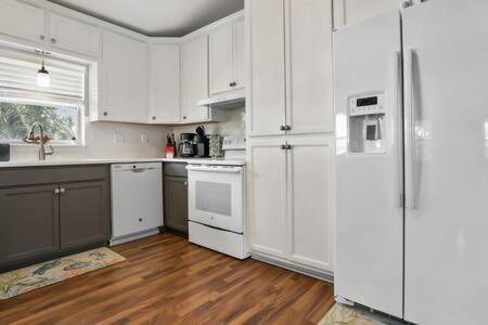 Casa Comares, Overlooks Lighthouse, Near Dt + Bch! Holiday home *