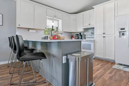 Casa Comares, Overlooks Lighthouse, Near Dt + Bch! Holiday home
