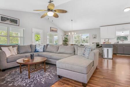 Casa Comares, Overlooks Lighthouse, Near Dt + Bch! Holiday home *