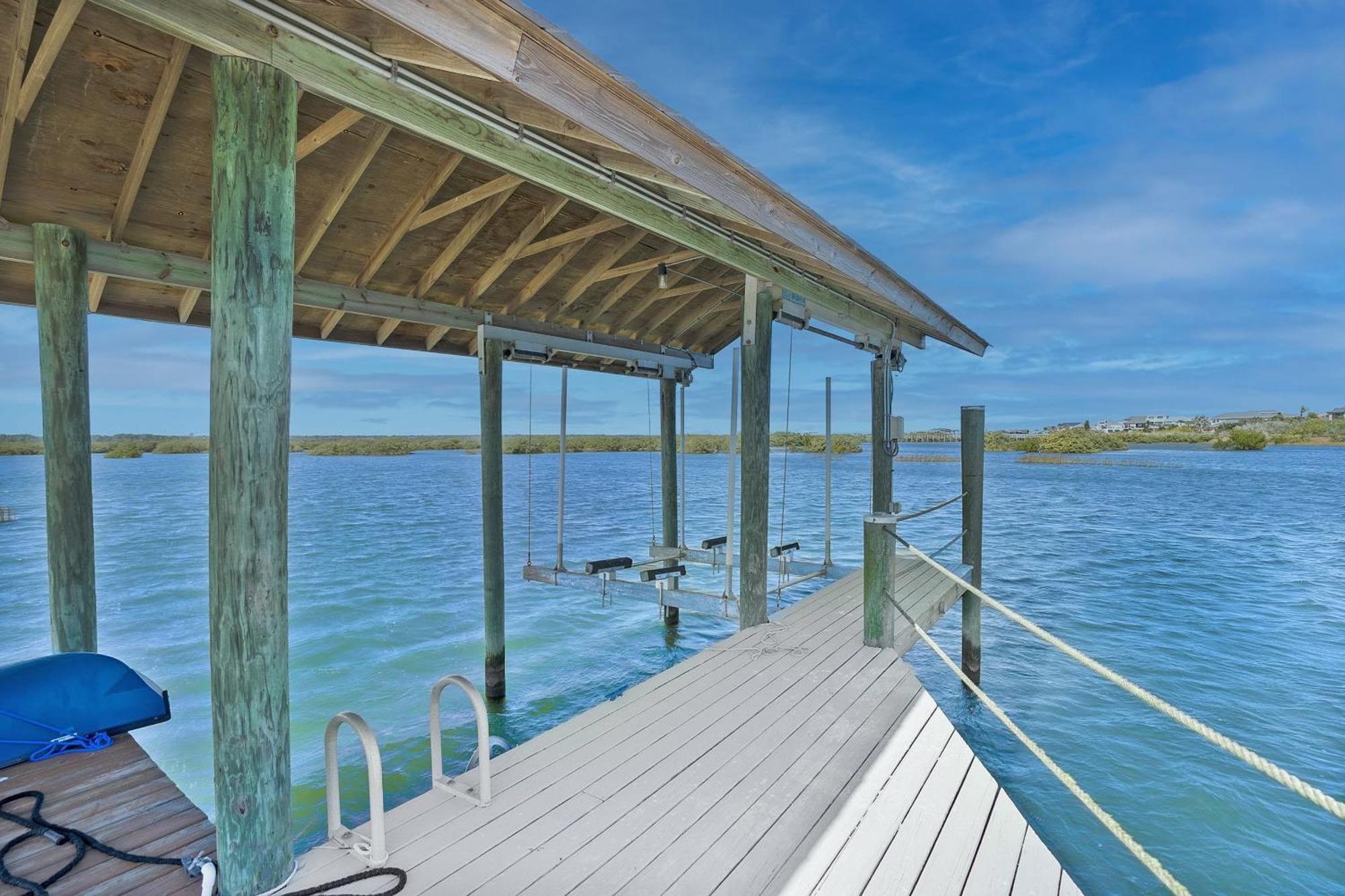 Waterfront Vacation With Heated Pool Dock And Nearby Holiday home *