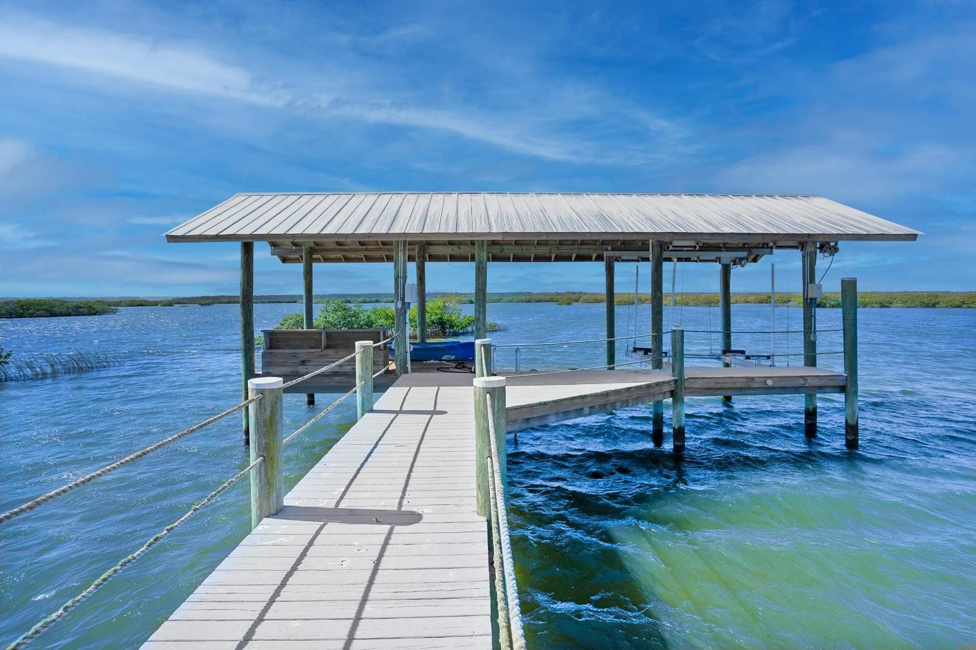 Waterfront Vacation With Heated Pool Dock And Nearby Holiday home *