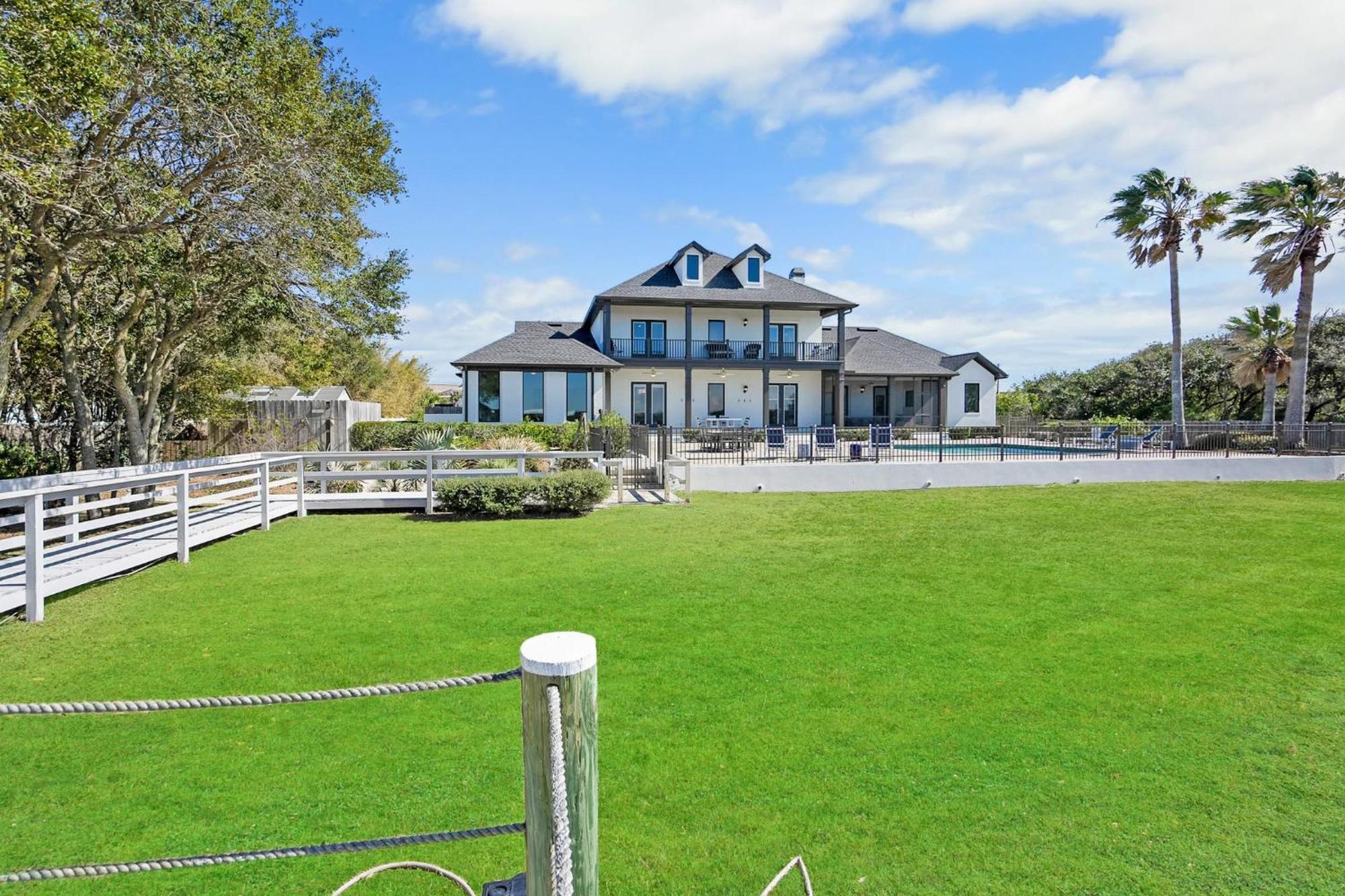 Waterfront Vacation With Heated Pool Dock And Nearby St. Augustine