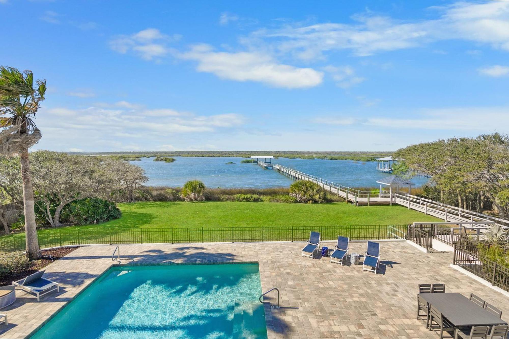 Waterfront Vacation With Heated Pool Dock And Nearby Holiday home *