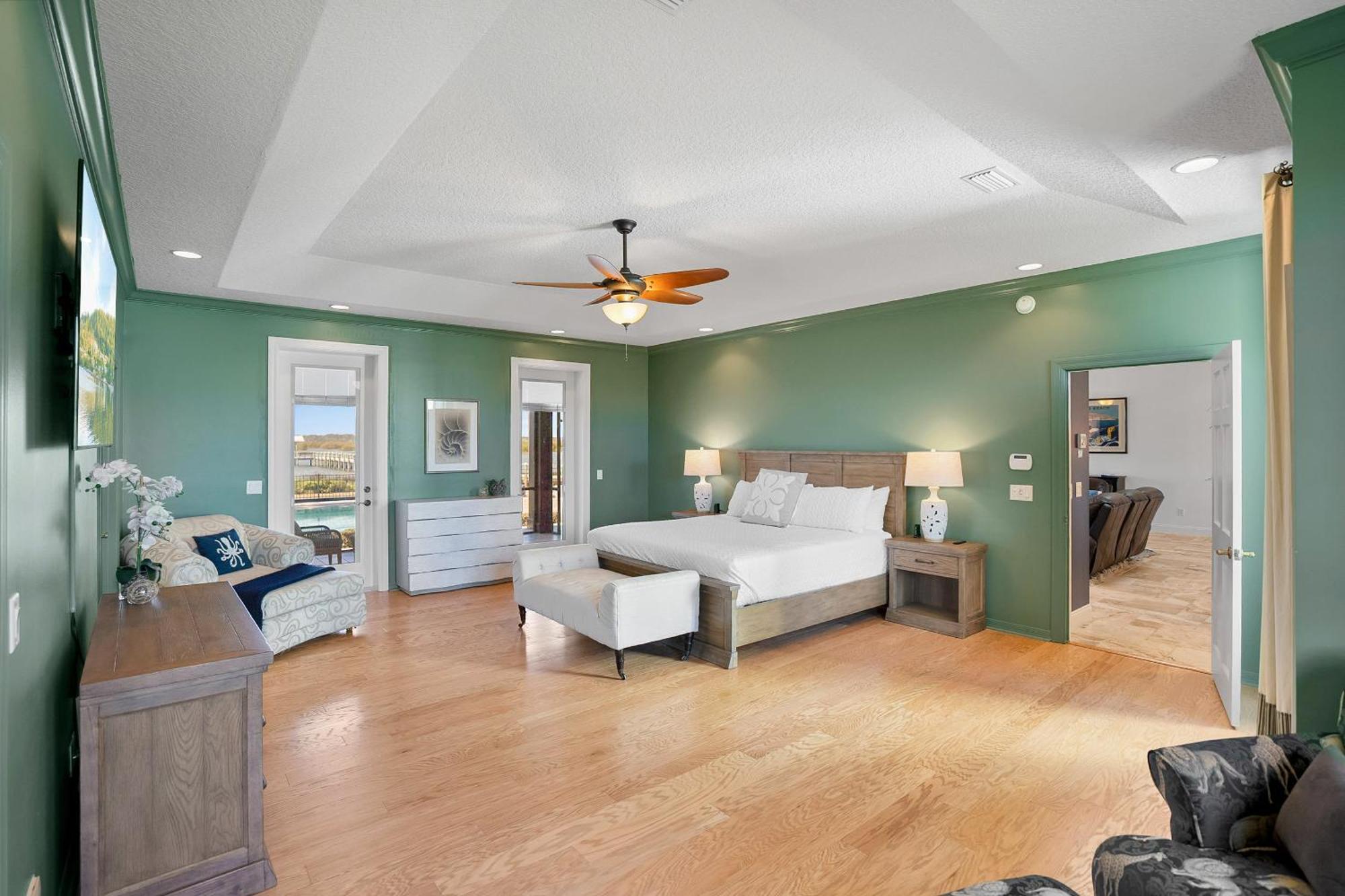 Waterfront Vacation With Heated Pool Dock And Nearby Holiday home *