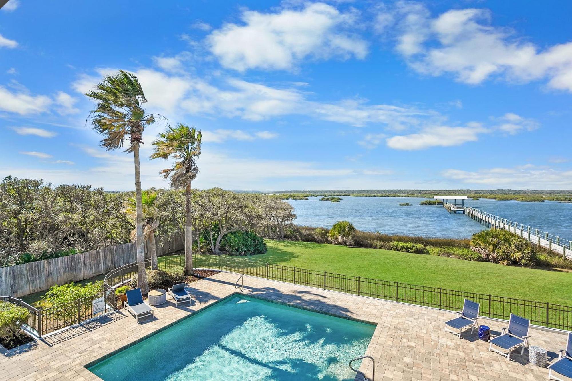 Waterfront Vacation With Heated Pool Dock And Nearby Holiday home