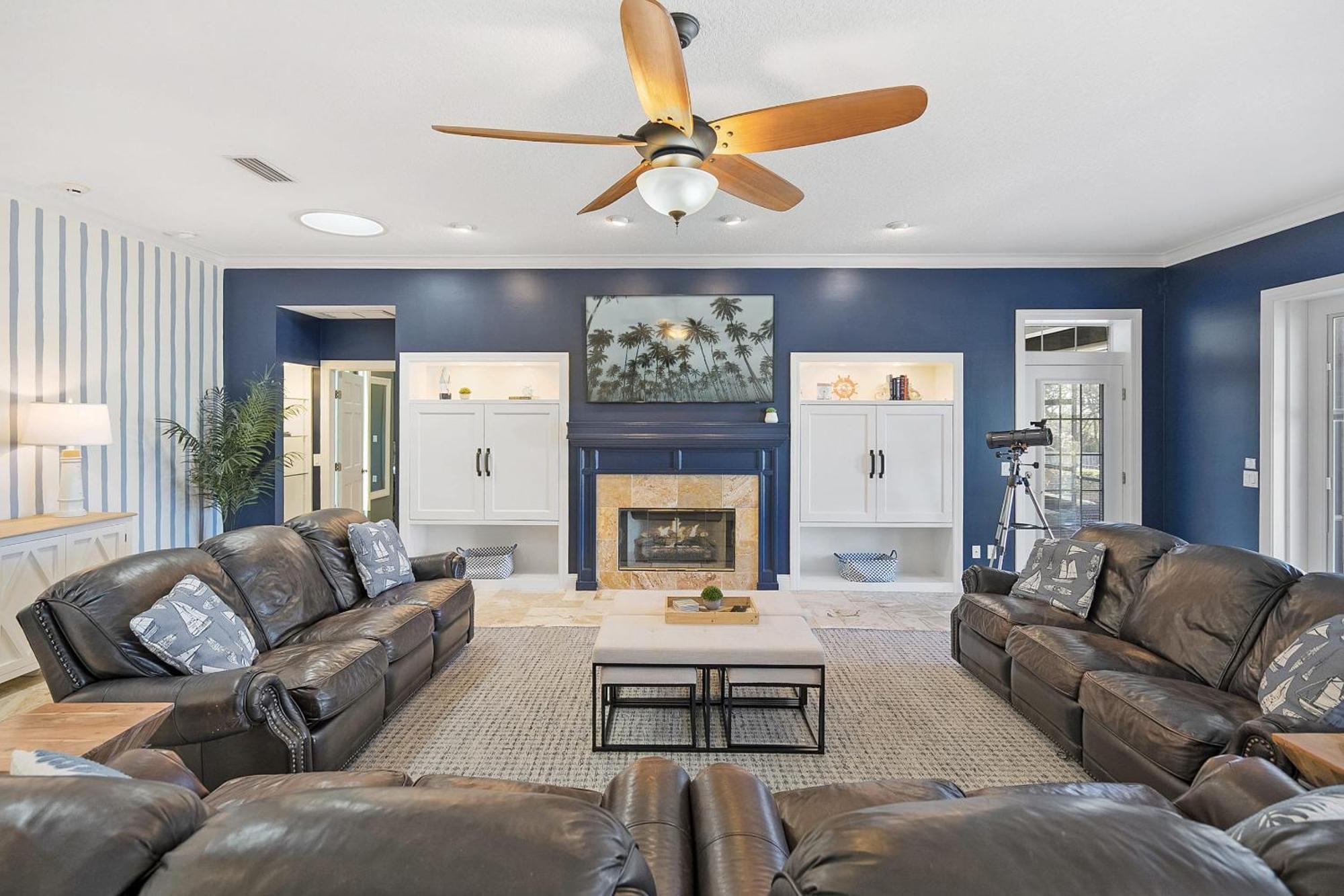 Waterfront Vacation With Heated Pool Dock And Nearby Holiday home *