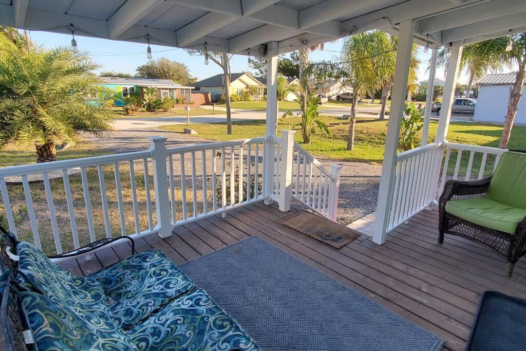 Casa de férias Waterfront With Private Dock, Walk To *