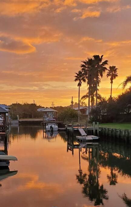 Casa de férias Waterfront With Private Dock, Walk To *