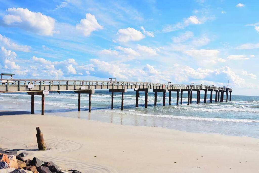 Waterfront With Private Dock, Walk To Casa de férias *