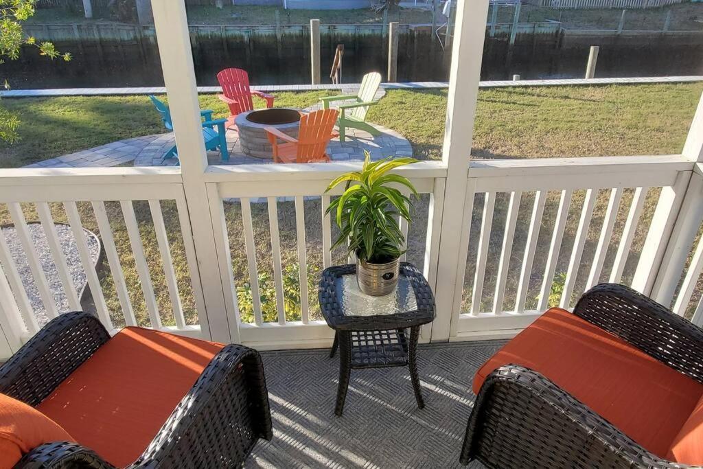 Waterfront With Private Dock, Walk To Casa de férias *