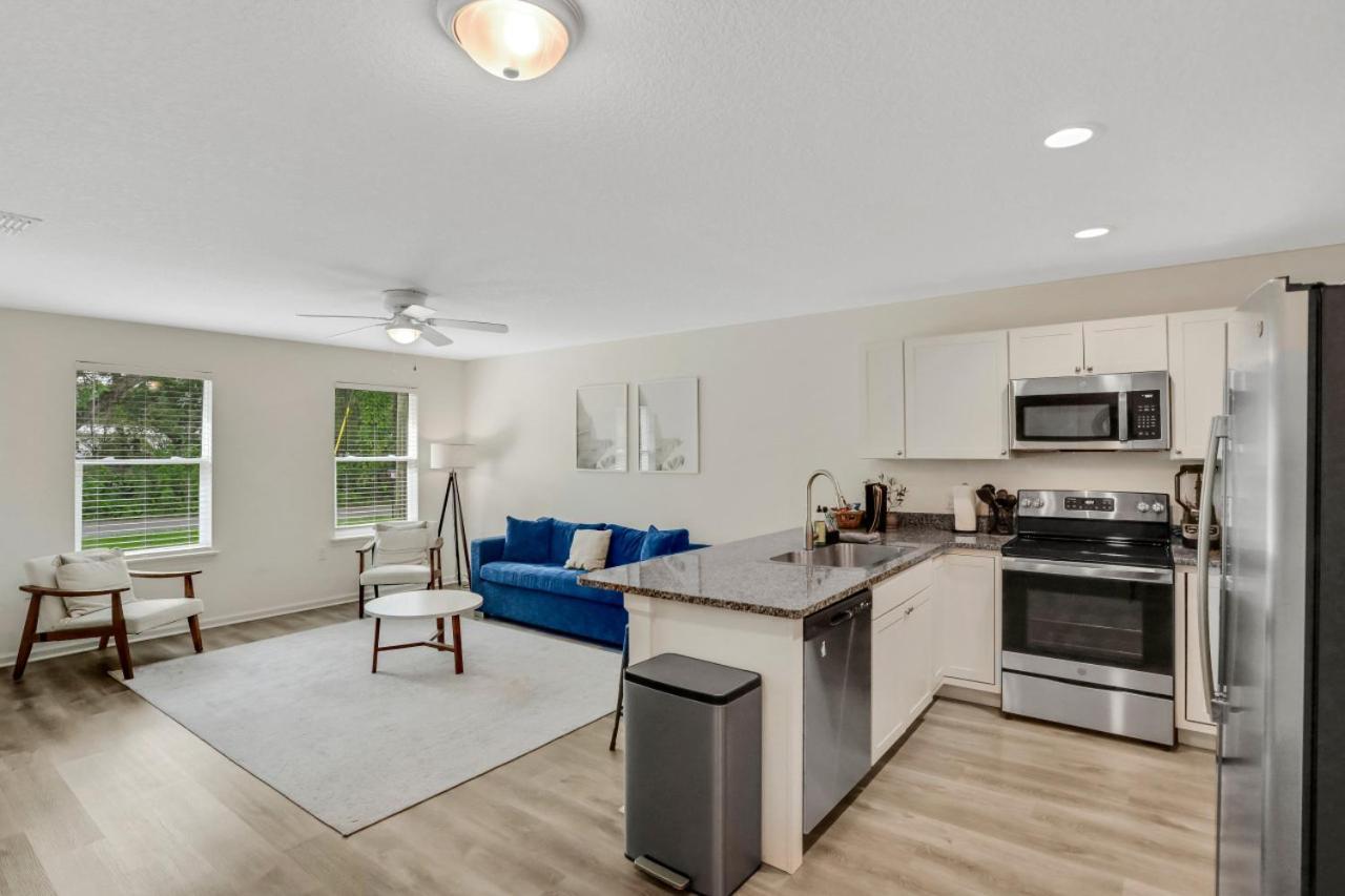 Charming Oasis Near Downtown And Holiday home *