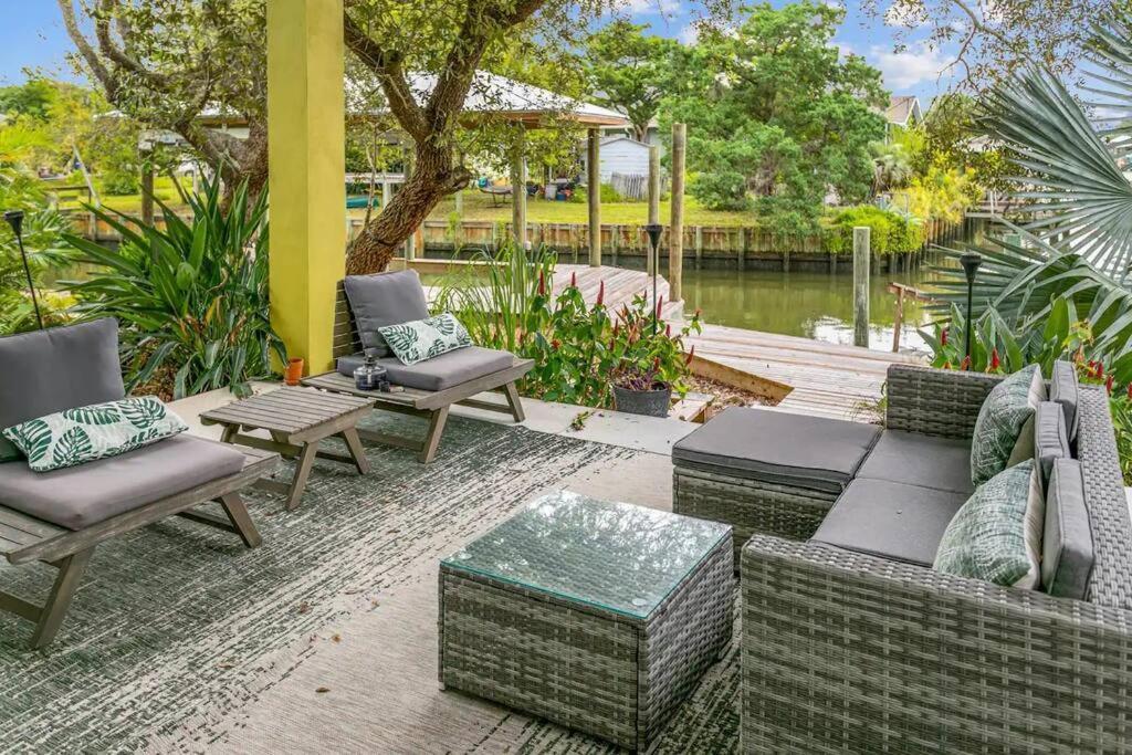 Holiday home Swim & Dock In Style: Art Deco Escape *