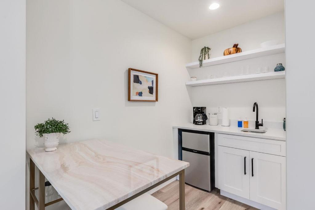 Bright New House With In- Law -- 2 Blocks To Beach! Holiday home
