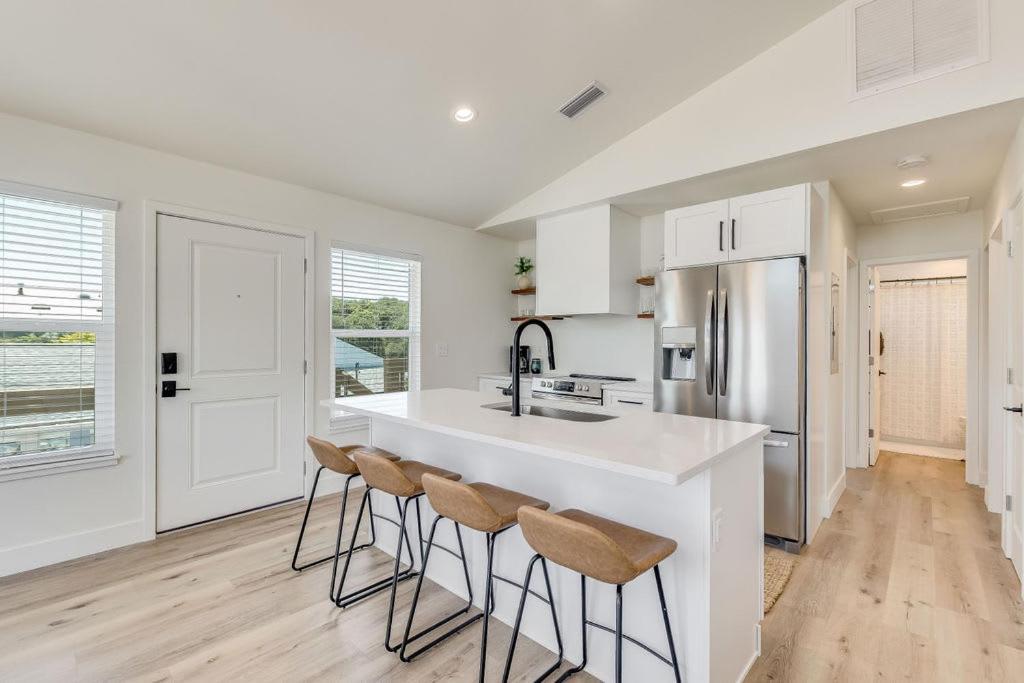 Bright New House With In- Law -- 2 Blocks To Beach! Holiday home *