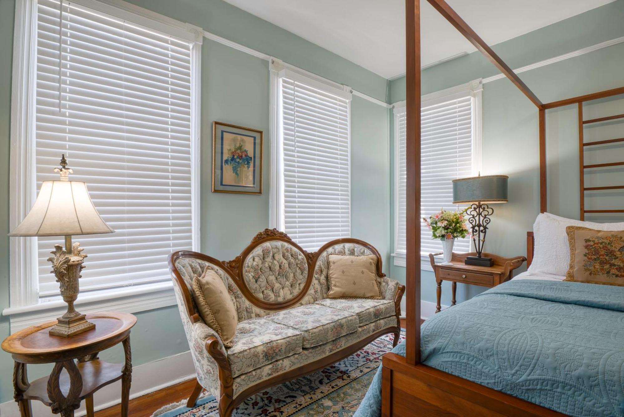 Victorian House Bed & Breakfast 3*