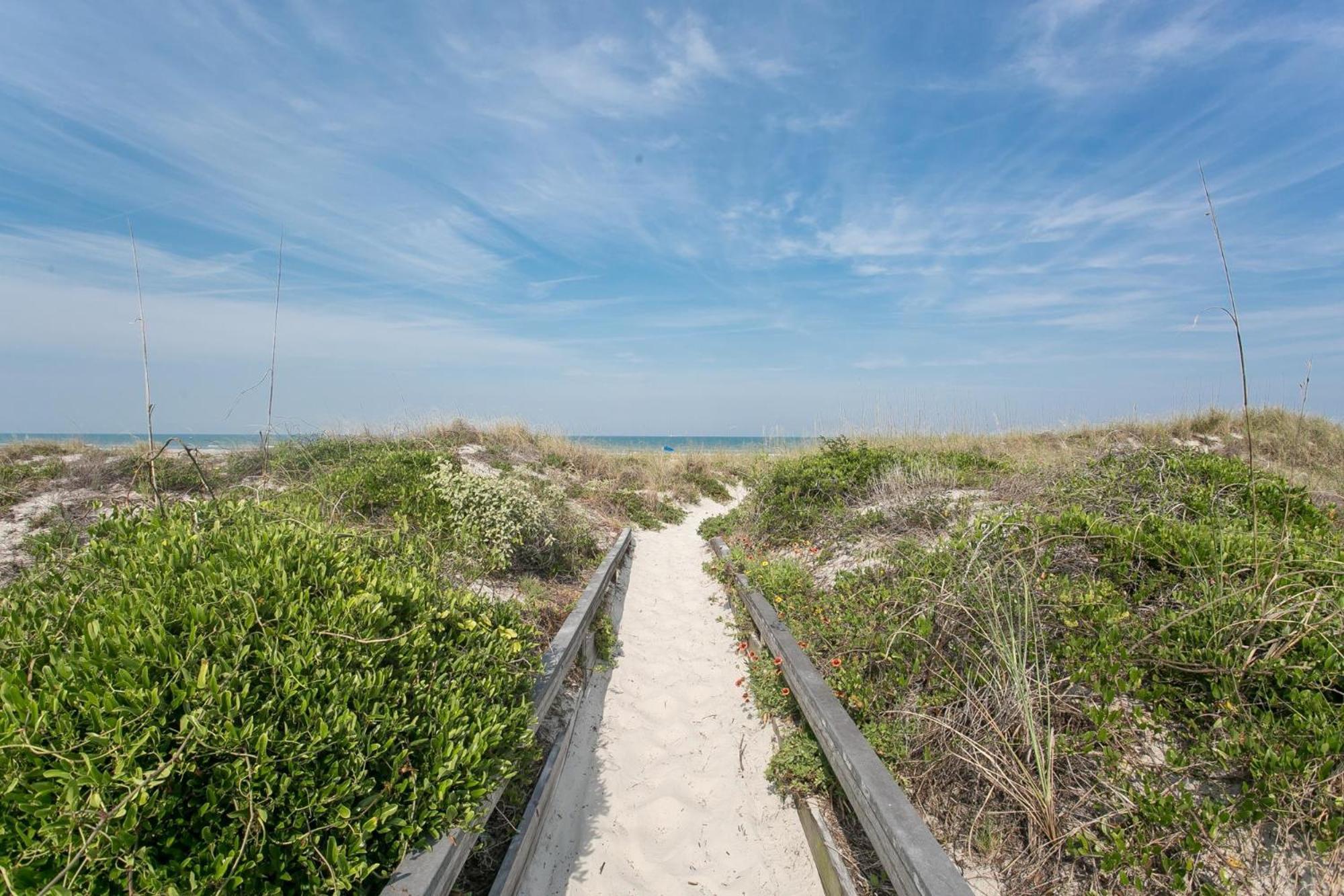 Hibiscus E204 2/2 Free Activities! & Oceanfront Wifi 3 Pools Holiday home