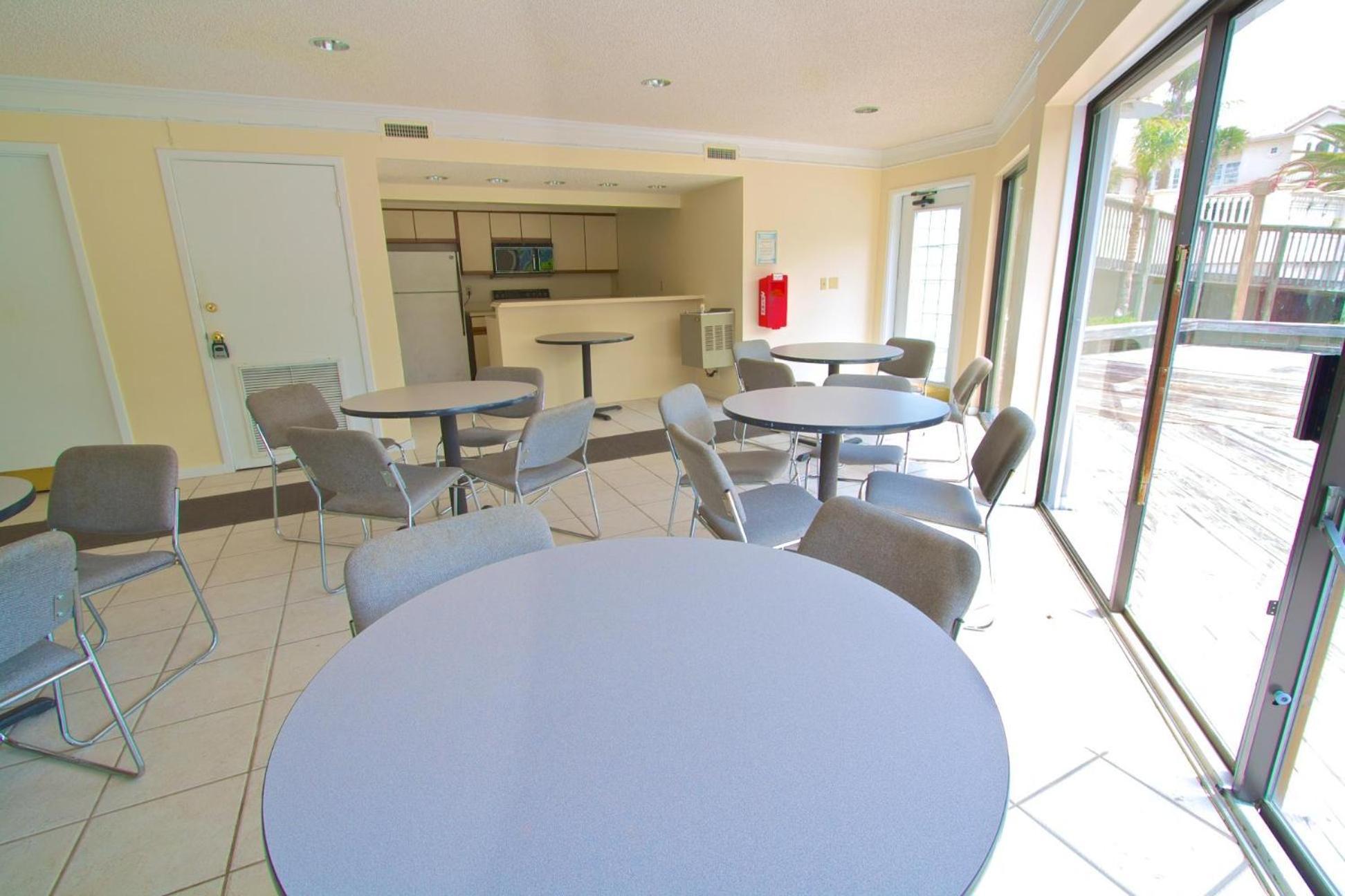 Hibiscus E204 2/2 Free Activities! & Oceanfront Wifi 3 Pools Holiday home