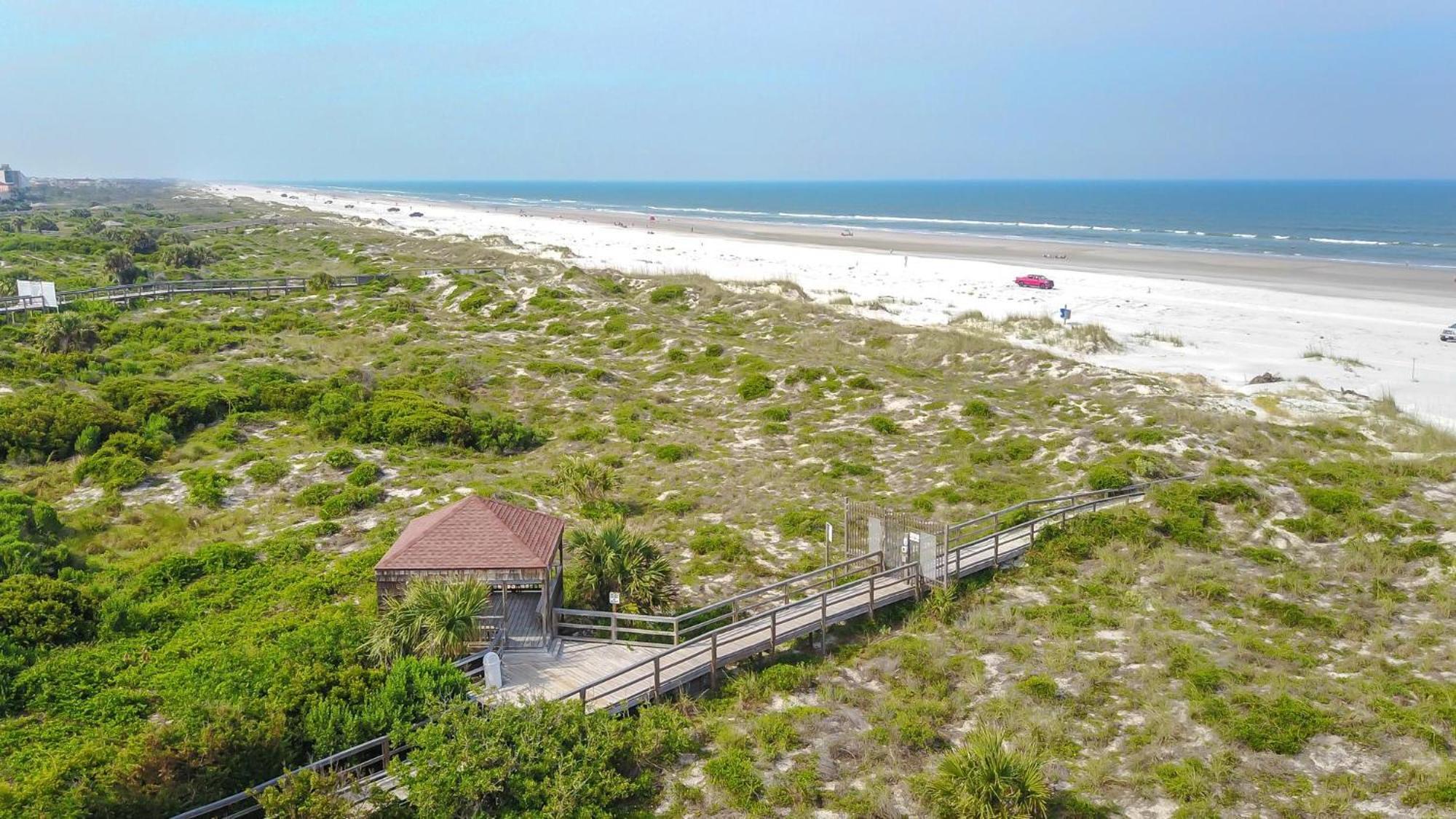 Hibiscus E204 2/2 Free Activities! & Oceanfront Wifi 3 Pools *