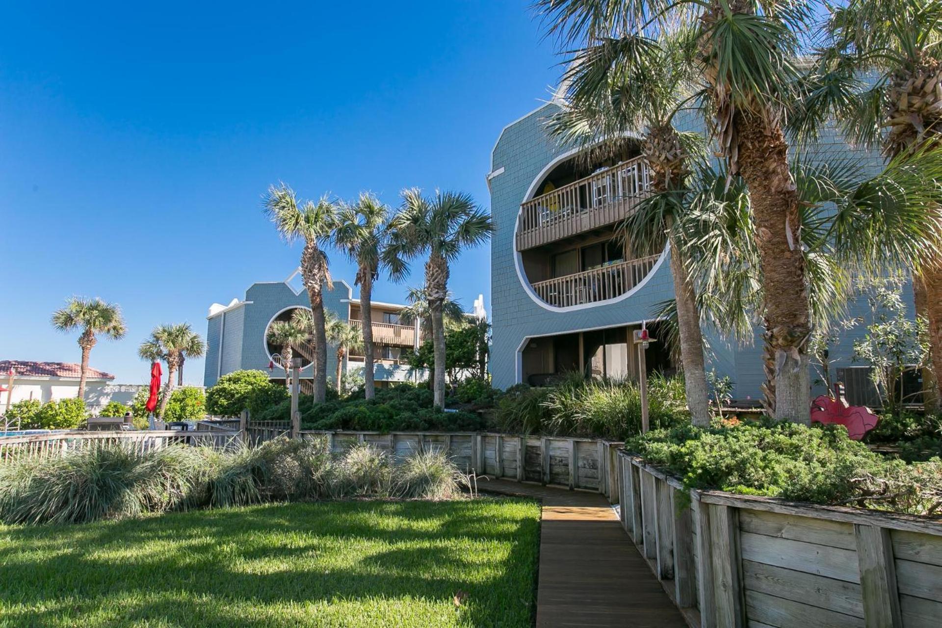 Hibiscus E204 2/2 Free Activities! & Oceanfront Wifi 3 Pools *