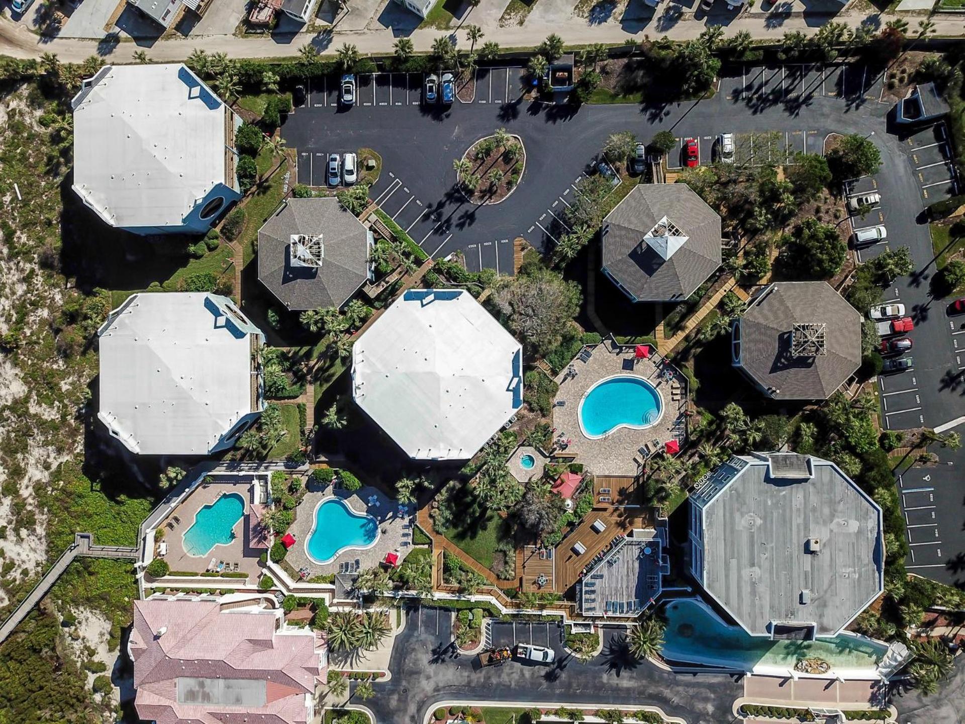 Hibiscus E204 2/2 Free Activities! & Oceanfront Wifi 3 Pools