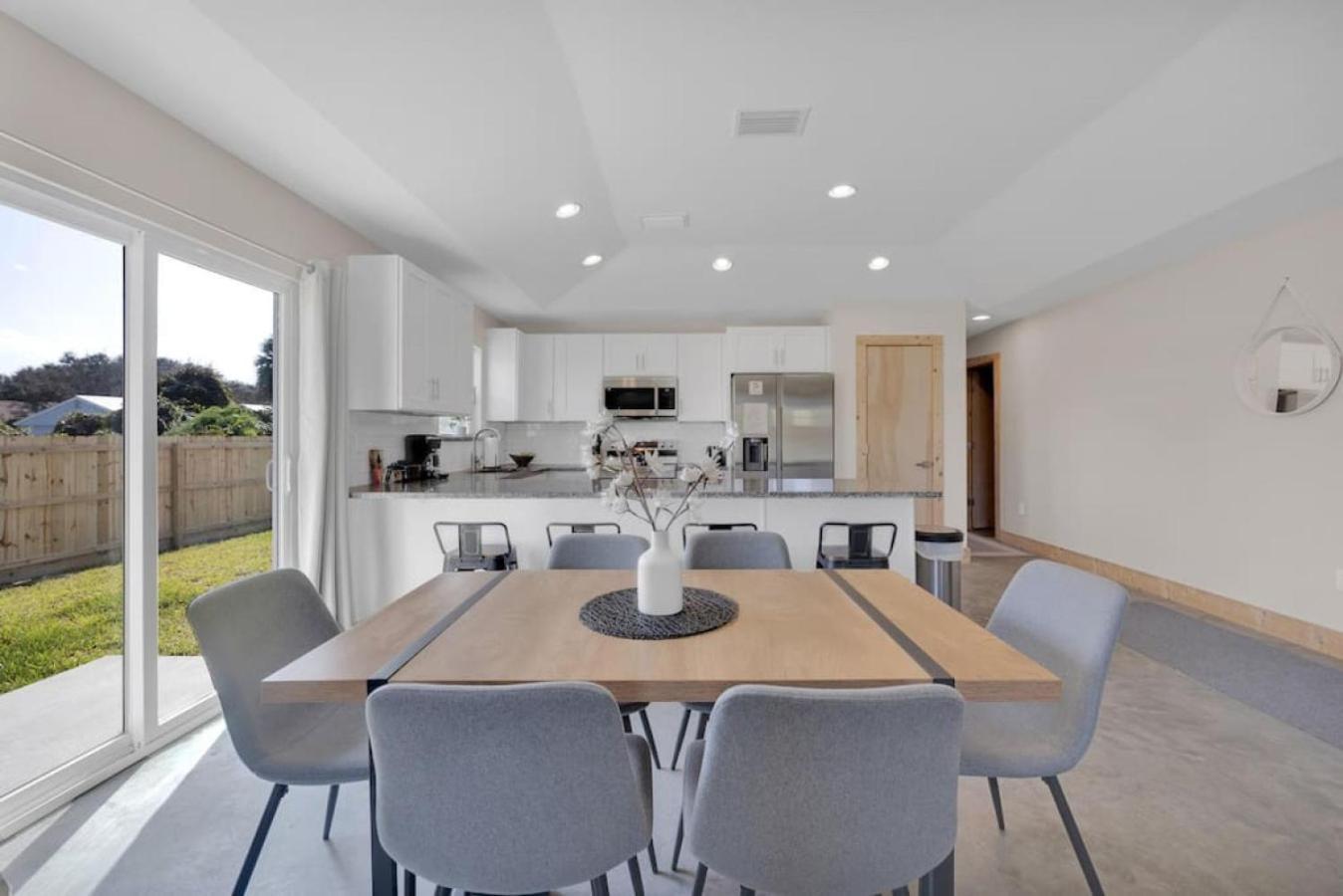 Holiday home Butler Bliss Modern Vacation *
