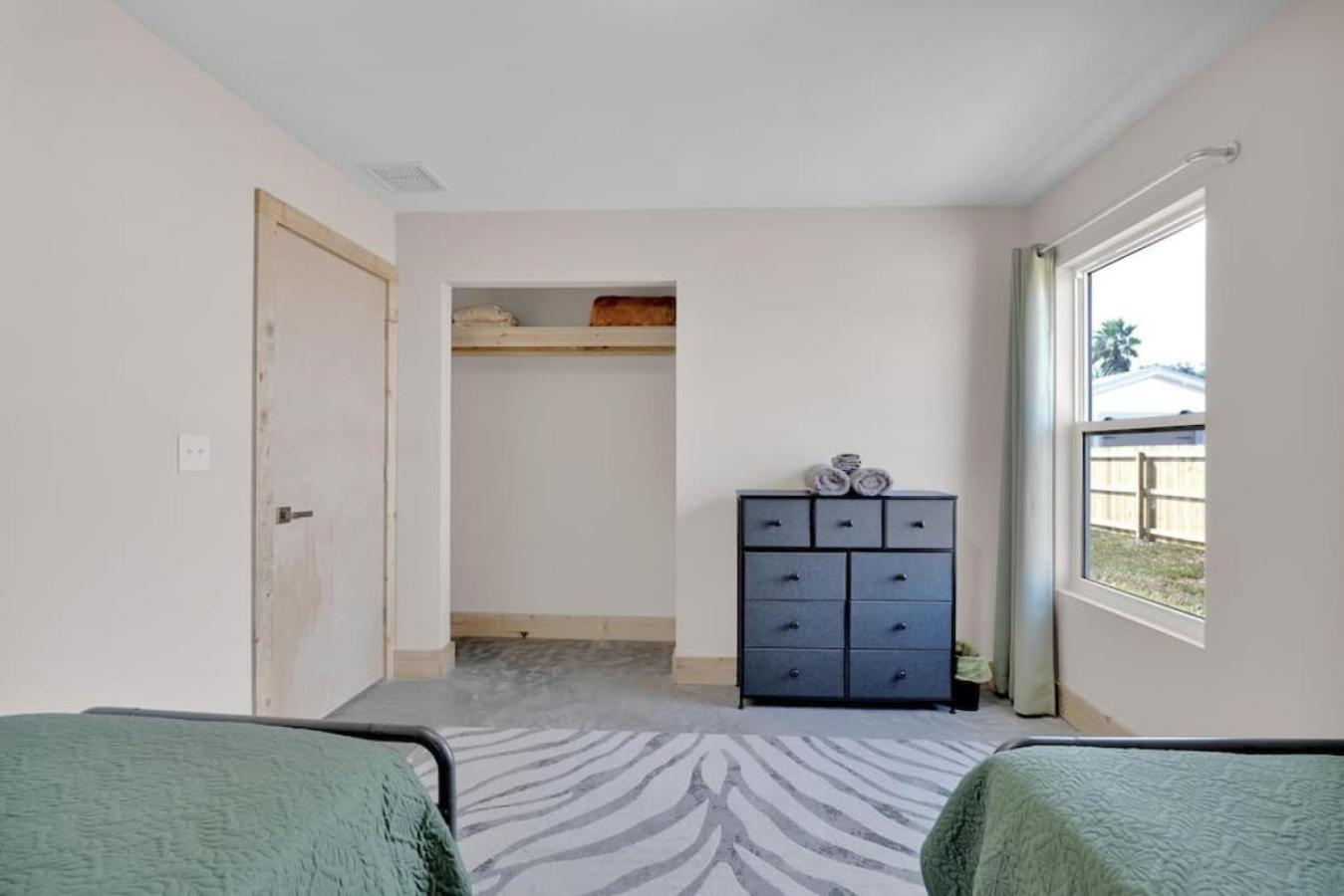 Butler Bliss Modern Vacation *