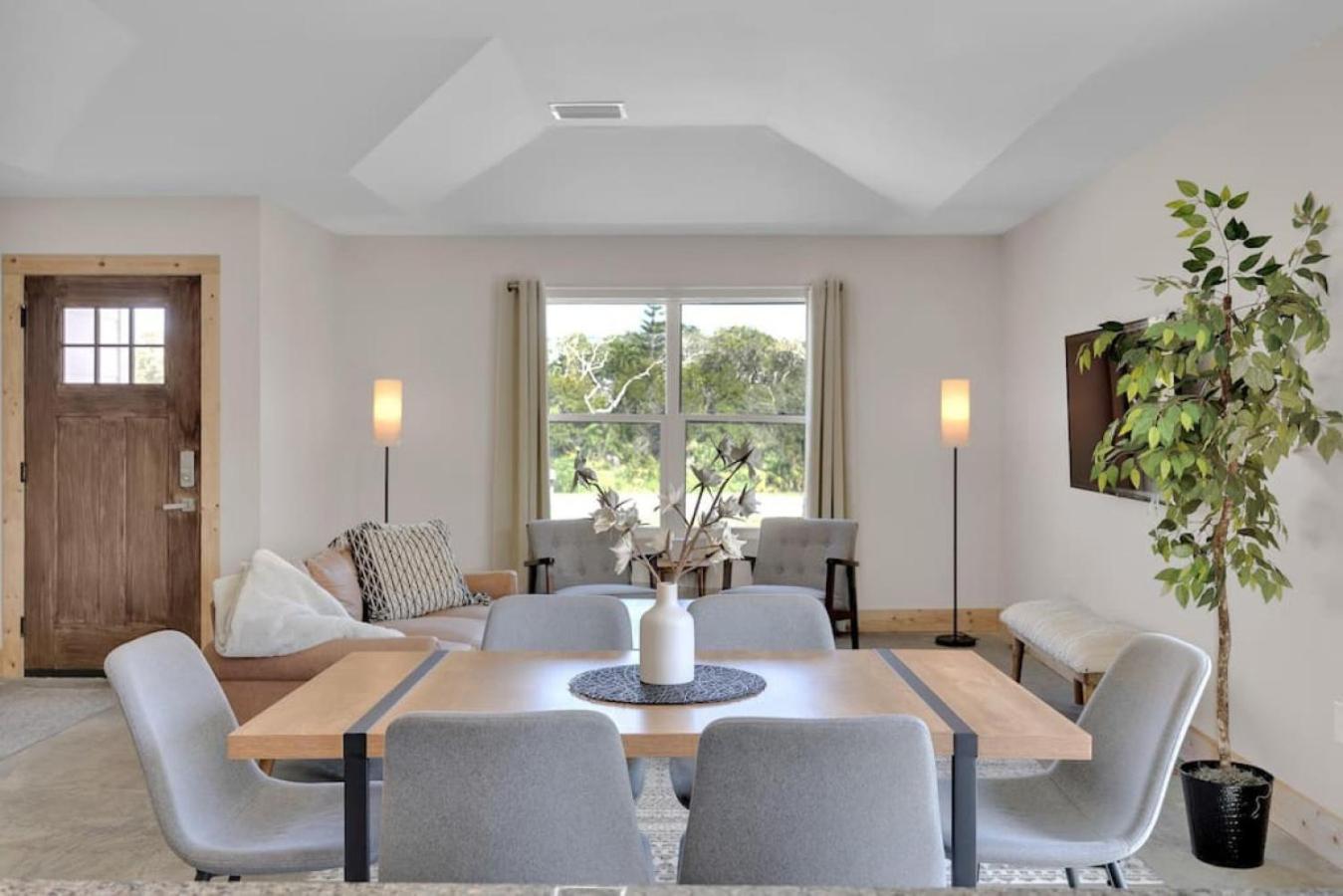 Butler Bliss Modern Vacation Holiday home