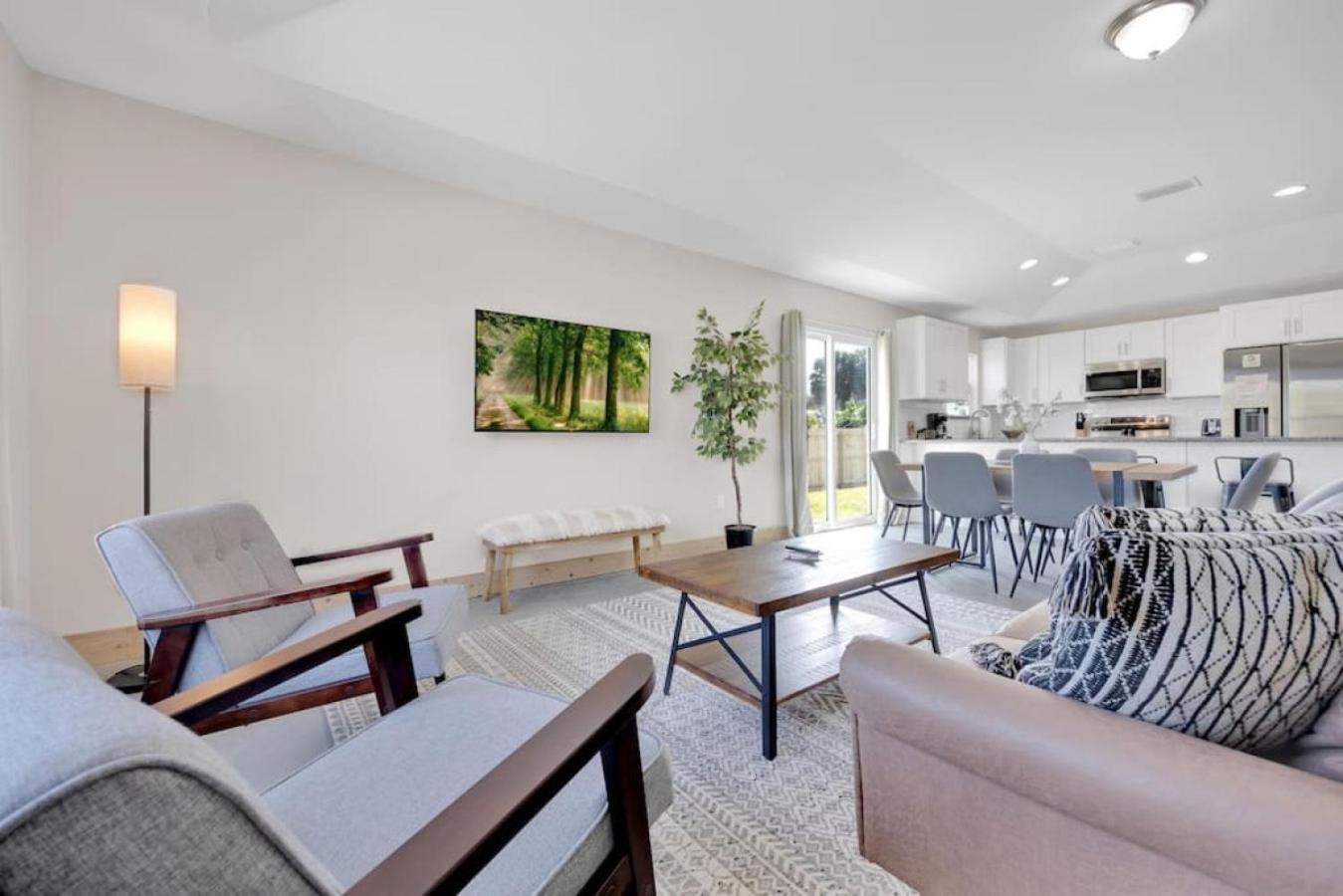Butler Bliss Modern Vacation Holiday home