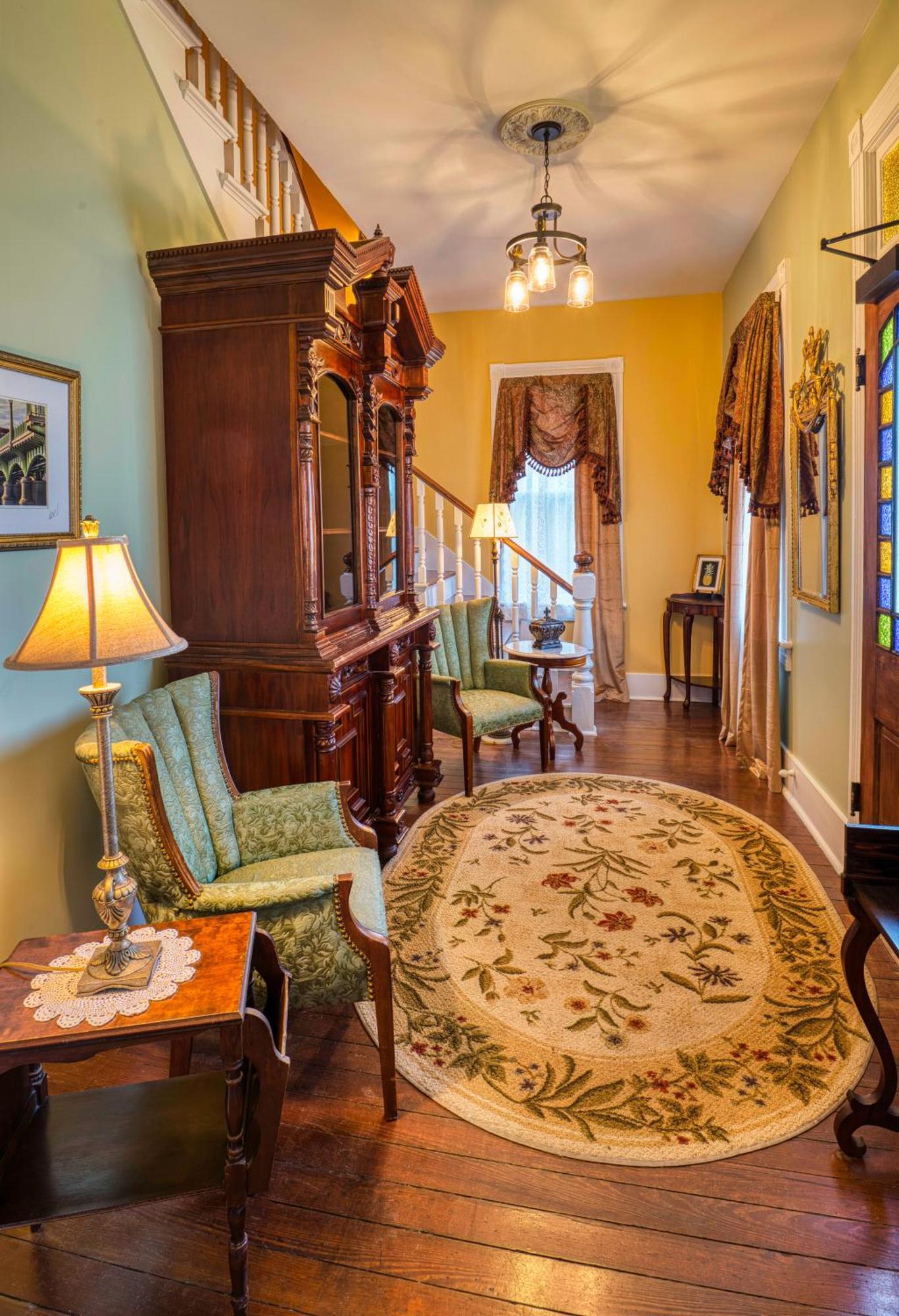Victorian House Bed & Breakfast 3*