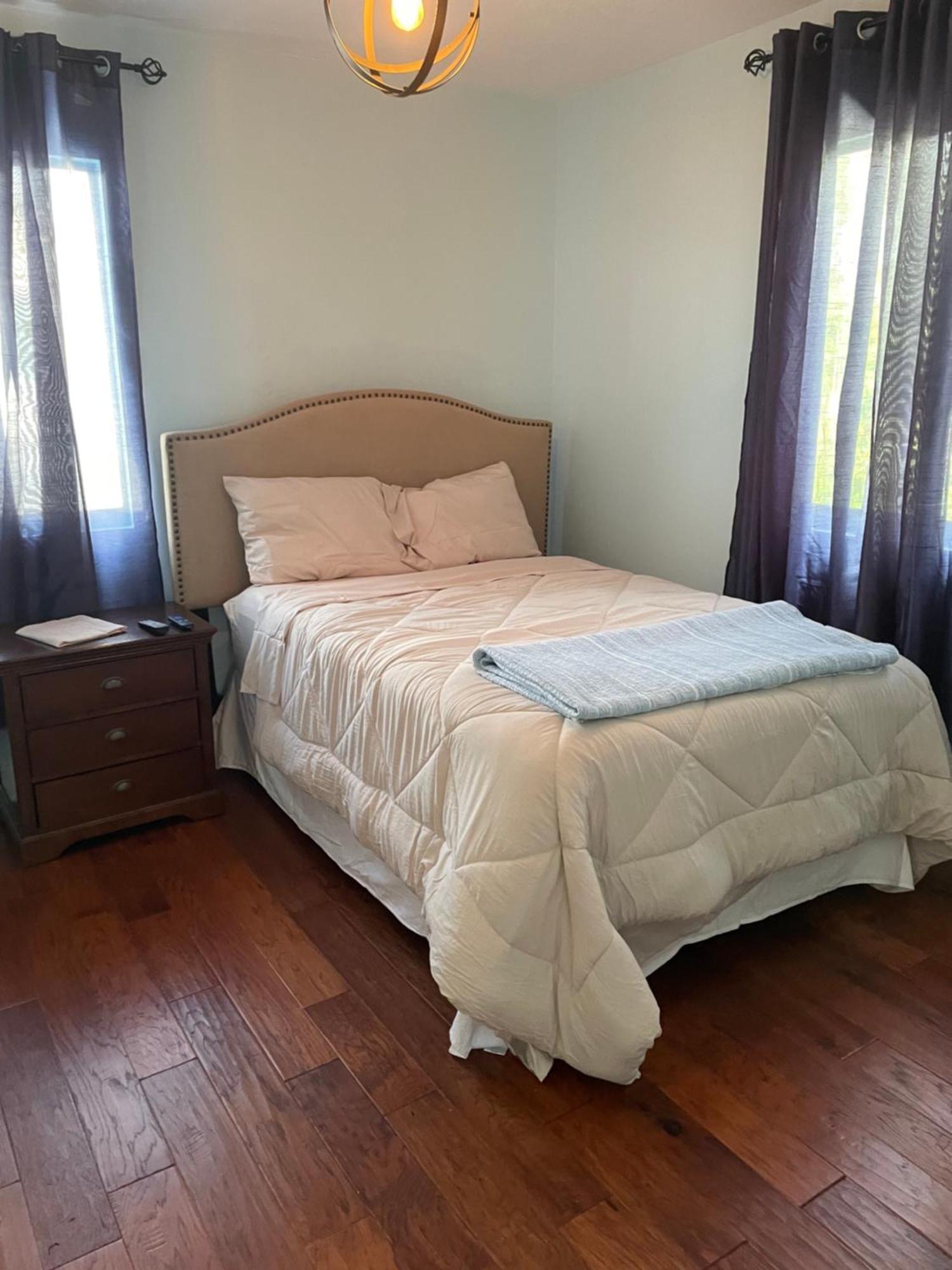 The Painted Lady, A Spacious Renovated 4br Victorian * St. Augustine