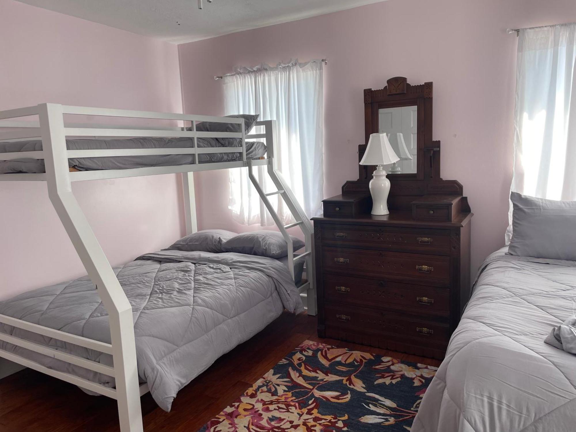 The Painted Lady, A Spacious Renovated 4br Victorian *