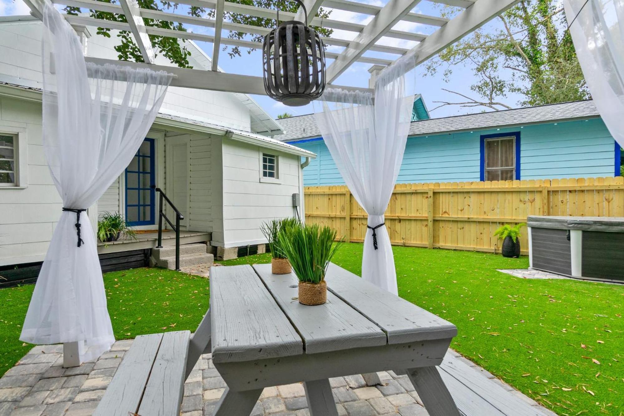 Coco's Cozy - Hot Tub Walk To Downtown Holiday home