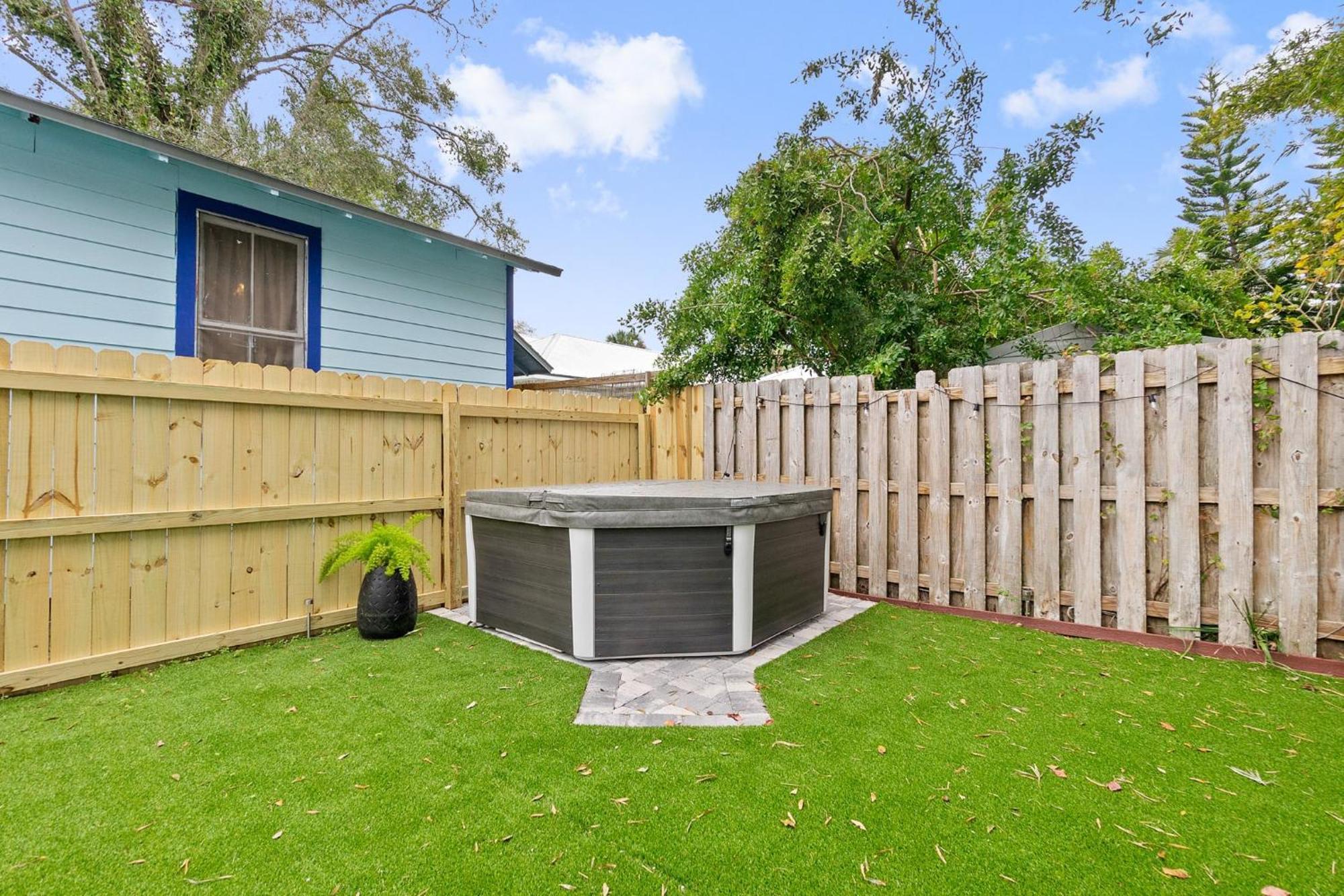 Coco's Cozy - Hot Tub Walk To Downtown Holiday home *
