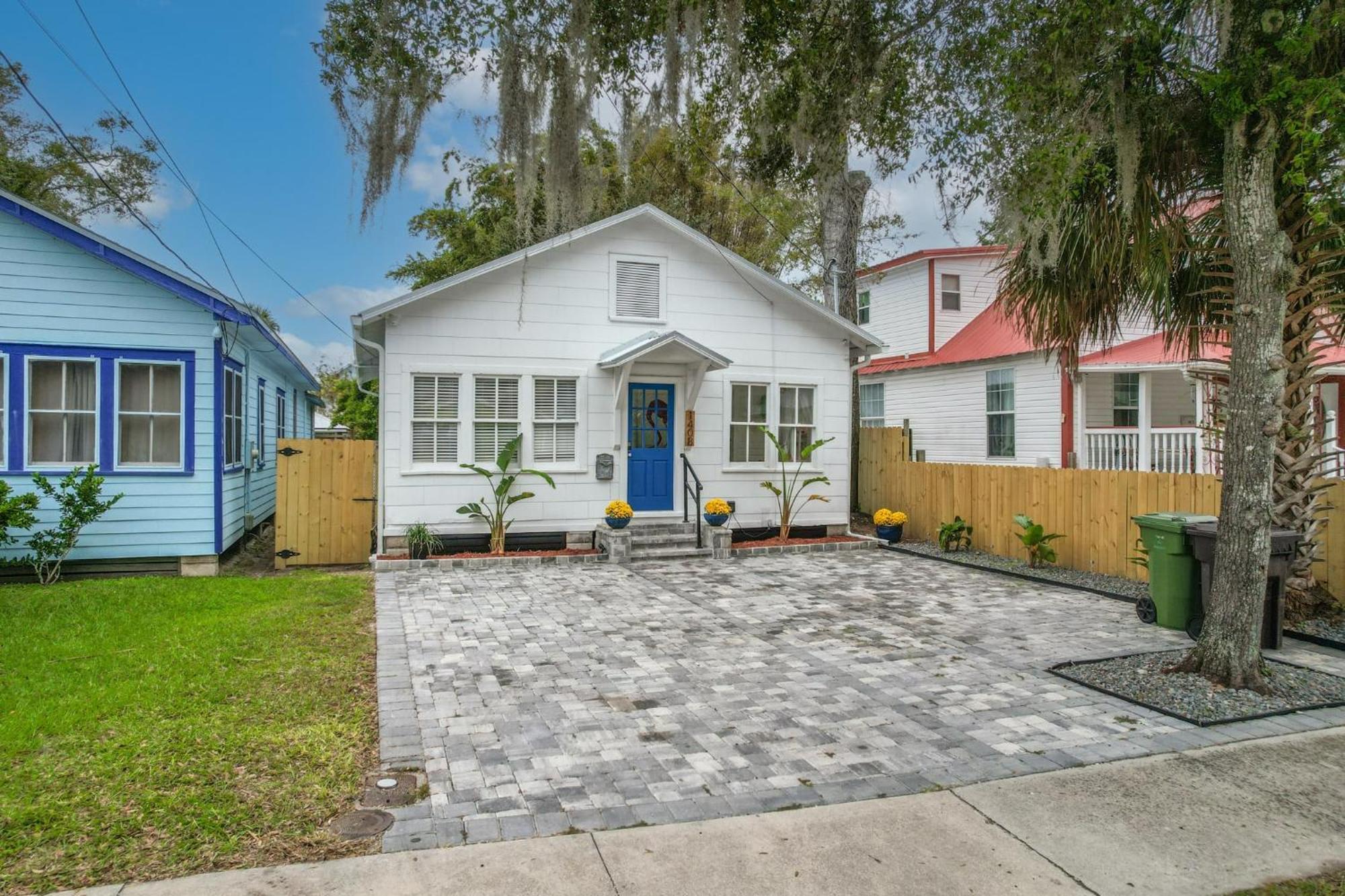 Coco's Cozy - Hot Tub Walk To Downtown Holiday home