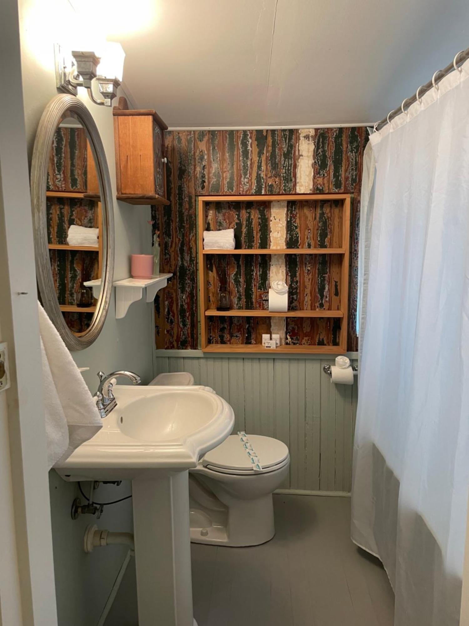 3br/3ba Charming Key West Style In Downtown *