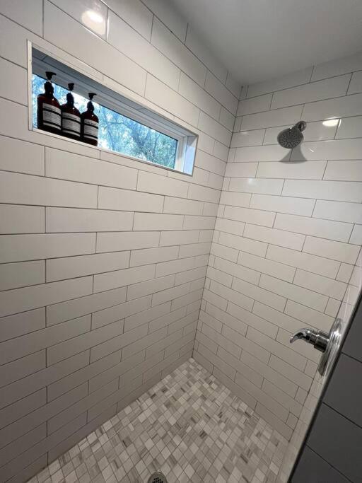 The August - 3br 2.5ba Open Concept 1.4 Mi To Town