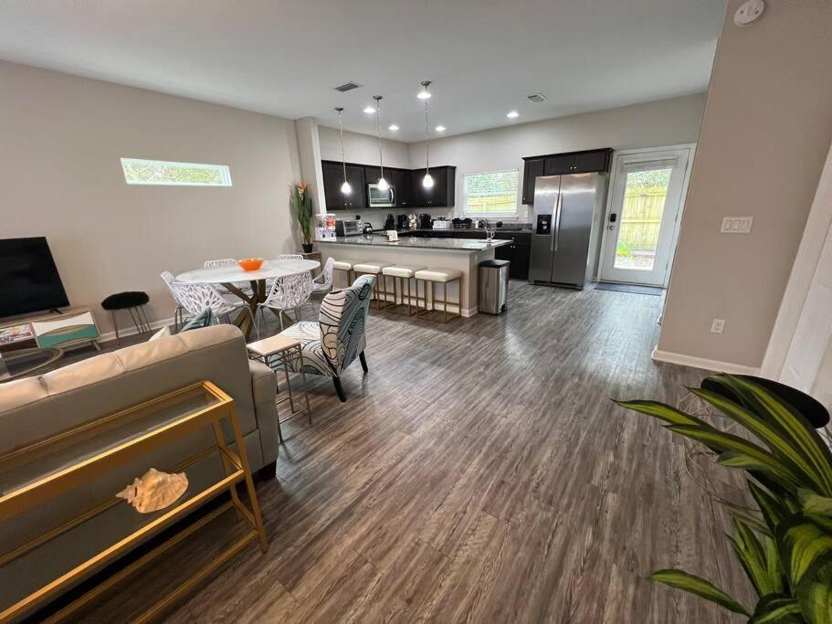 Holiday home The August - 3br 2.5ba Open Concept 1.4 Mi To Town