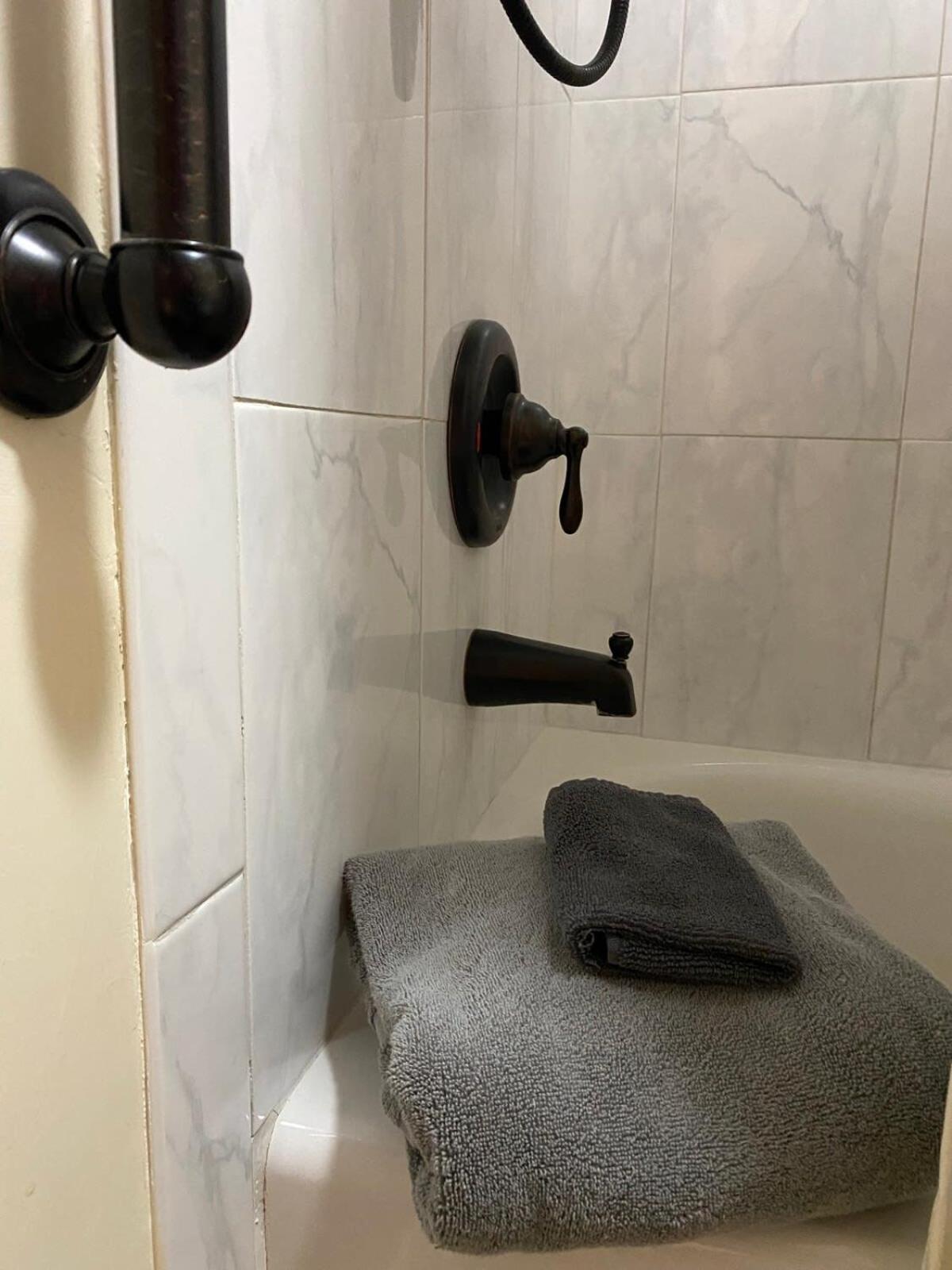 Comfy And Quiet Apt 5 Min Walk To Historic Downtown