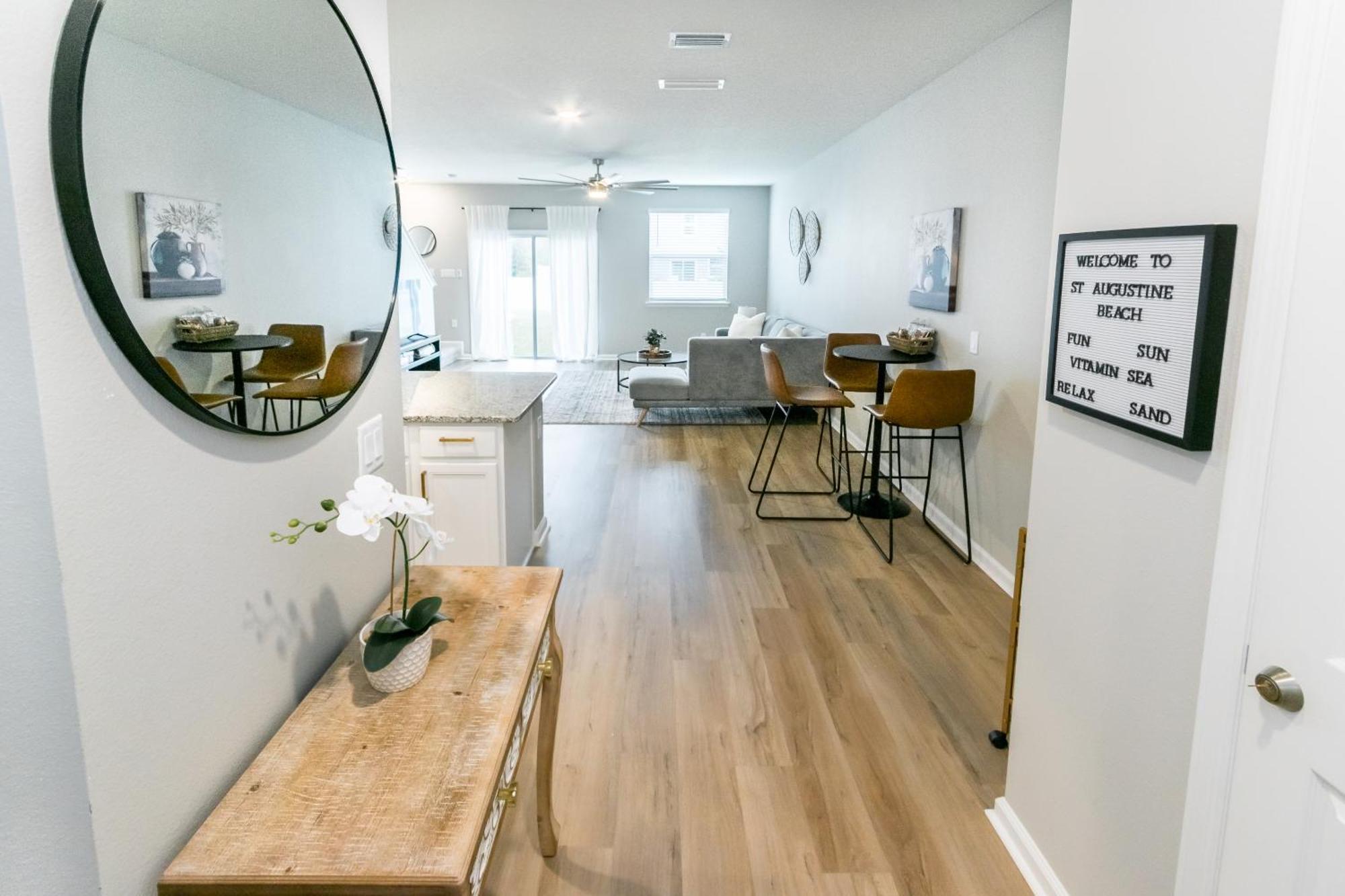 Holiday home Cozy 3br Townhouse, 15 Mins To Downtown *