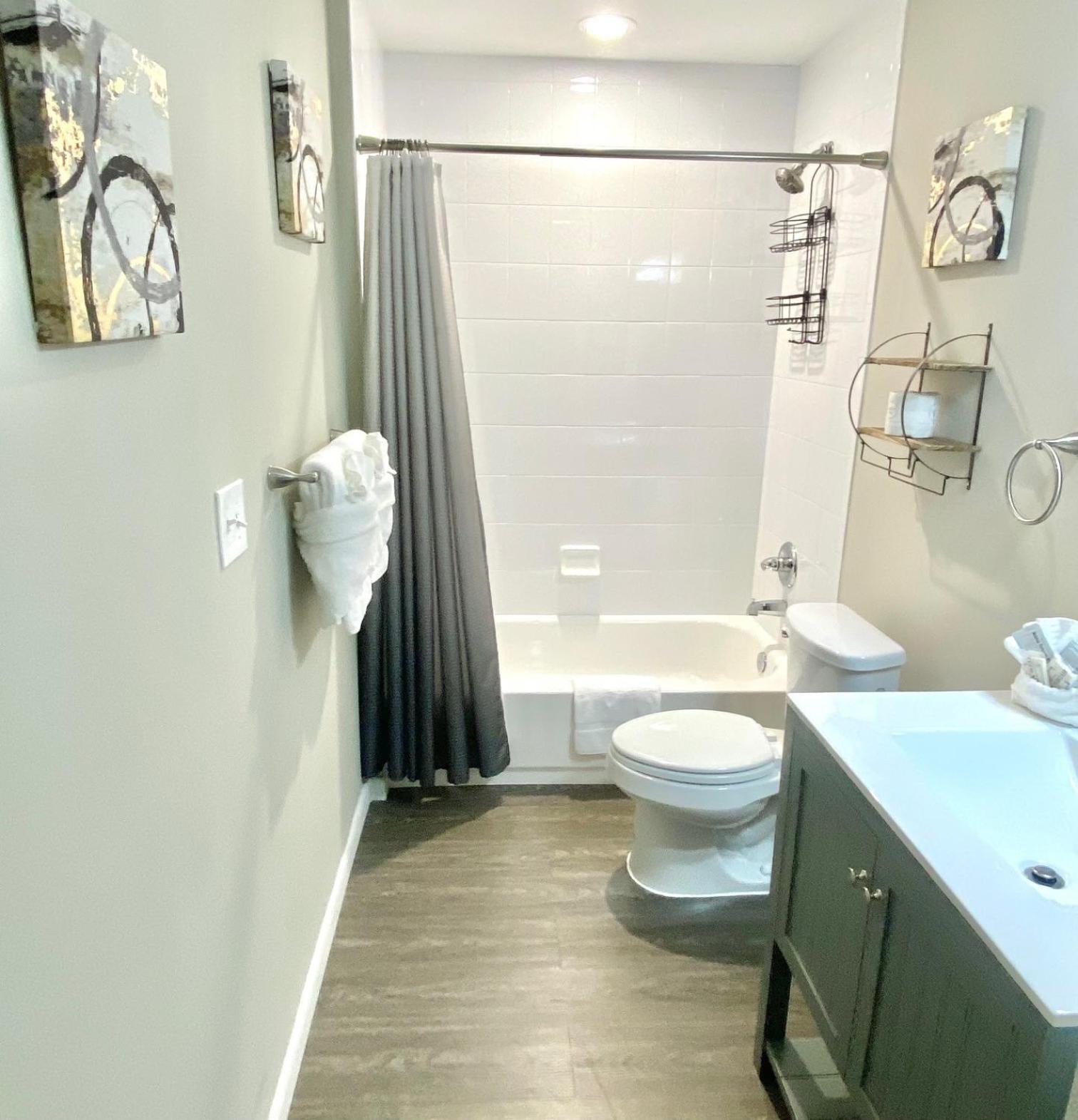 Villa San Sebastian's Hideaway: Modern Group Getaway Near And Downtown *