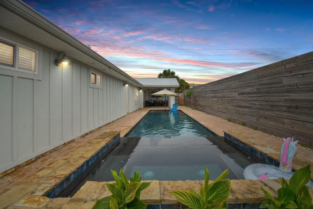 Paradise Packs A Punch! Beachside With Heated Pool, Outdoor Lounge, Steps From Access St. Augustine