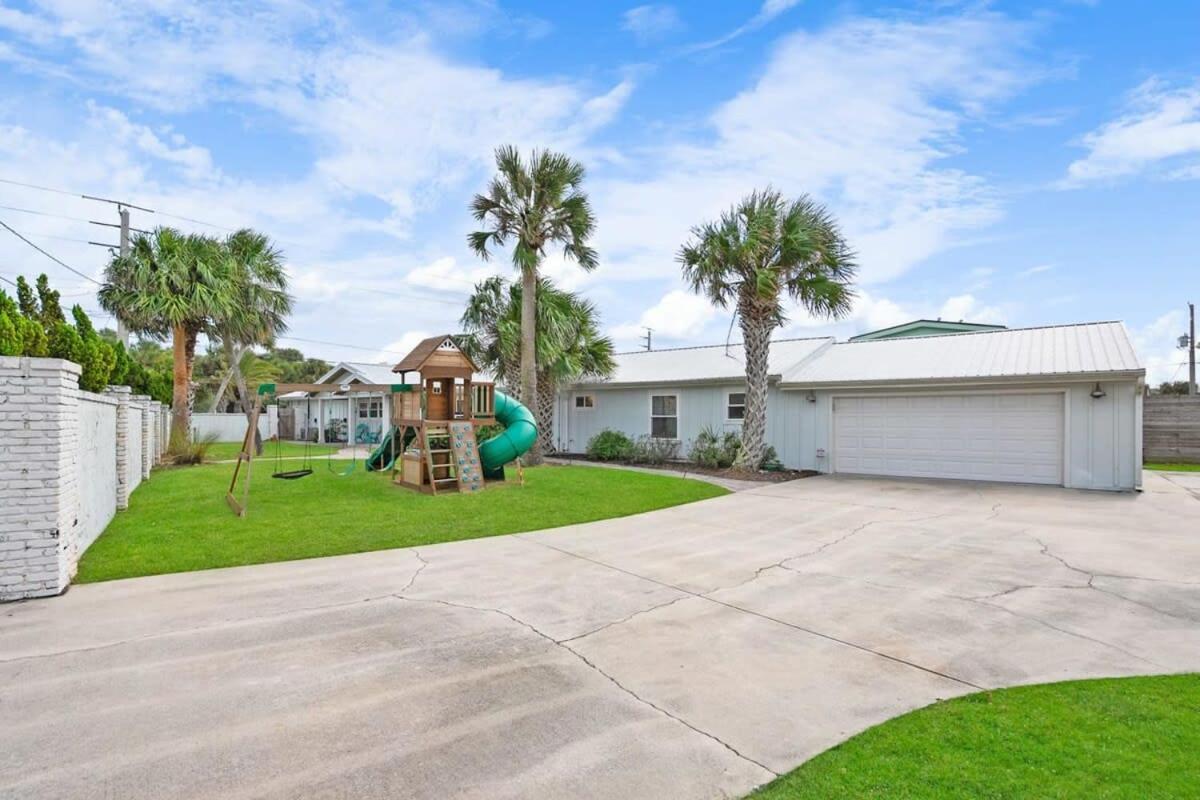 Holiday home Paradise Packs A Punch! Beachside With Heated Pool, Outdoor Lounge, Steps From Access