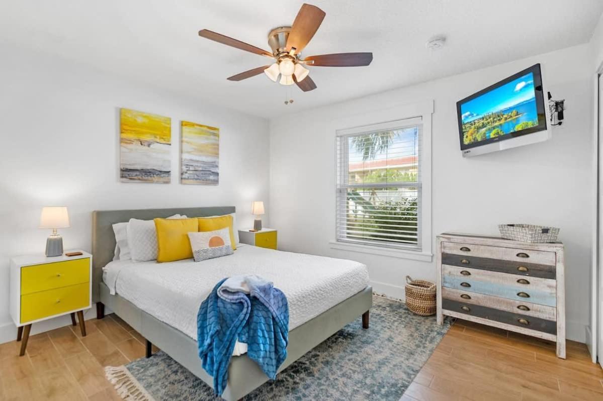 Holiday home Paradise Packs A Punch! Beachside With Heated Pool, Outdoor Lounge, Steps From Access