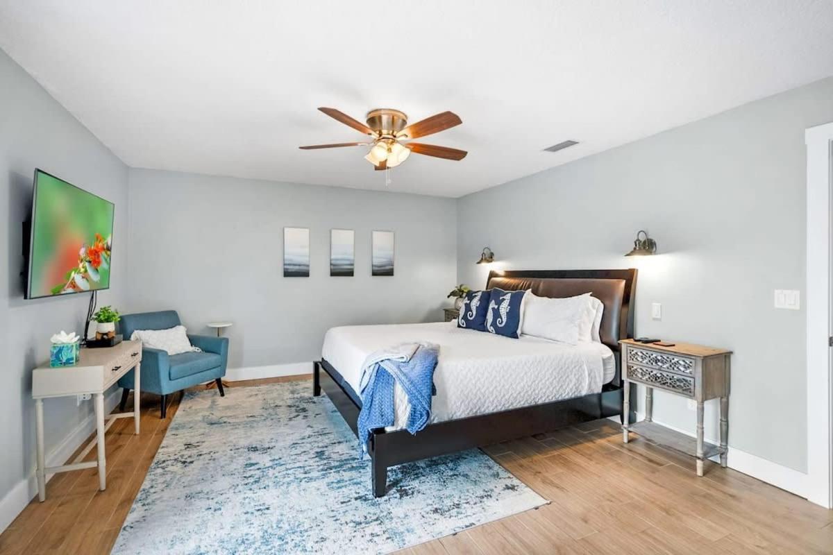 Holiday home Paradise Packs A Punch! Beachside With Heated Pool, Outdoor Lounge, Steps From Access *