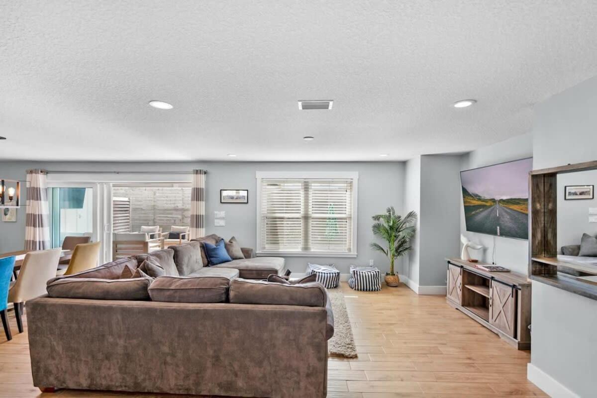 Holiday home Paradise Packs A Punch! Beachside With Heated Pool, Outdoor Lounge, Steps From Access