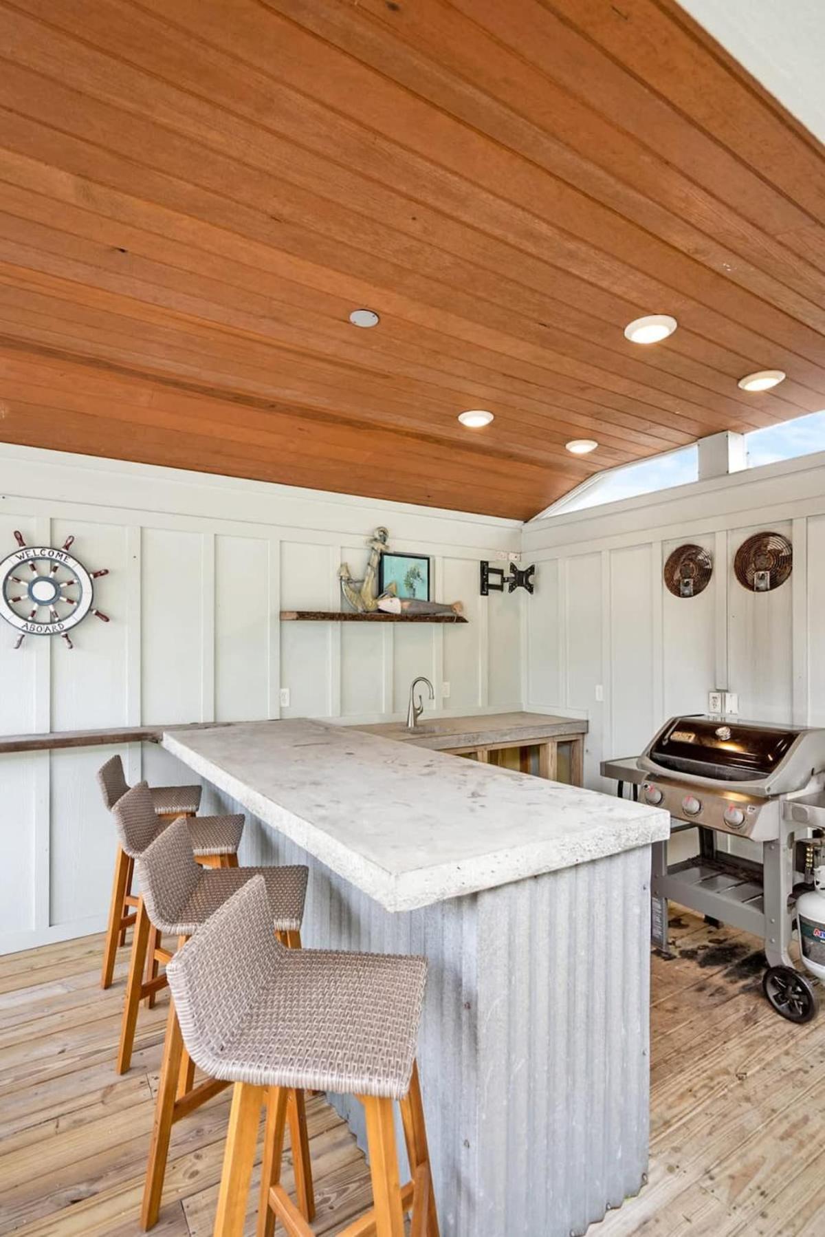 Holiday home Paradise Packs A Punch! Beachside With Heated Pool, Outdoor Lounge, Steps From Access