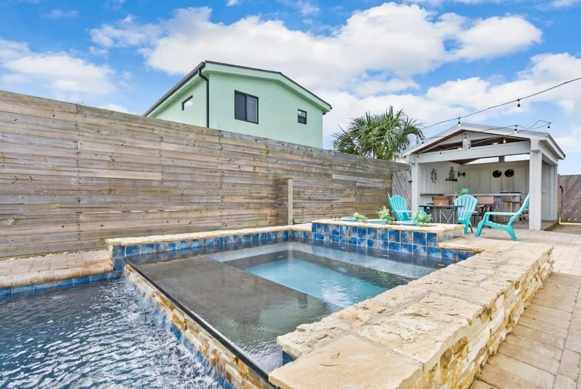Paradise Packs A Punch! Beachside With Heated Pool, Outdoor Lounge, Steps From Access Holiday home *